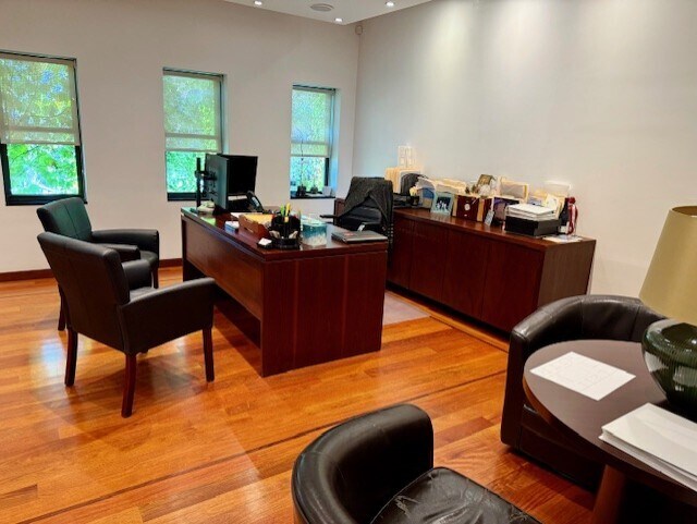 More Photos Of 2550 Crescent St, Astoria Office For Sale