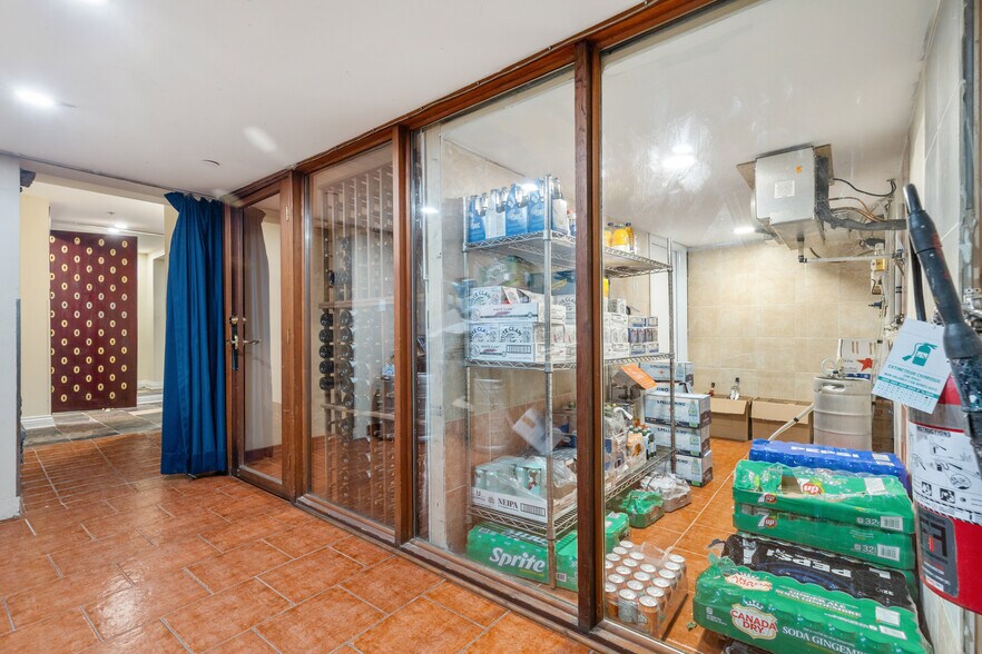 More Photos Of 6828-6834 Boul Saint Laurent, Montréal Storefront Retail Residential For Lease
