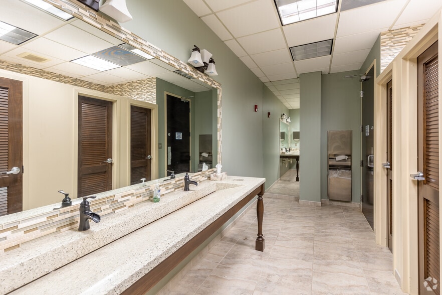 More Photos Of 8800 Roswell Rd, Sandy Springs Office For Sale