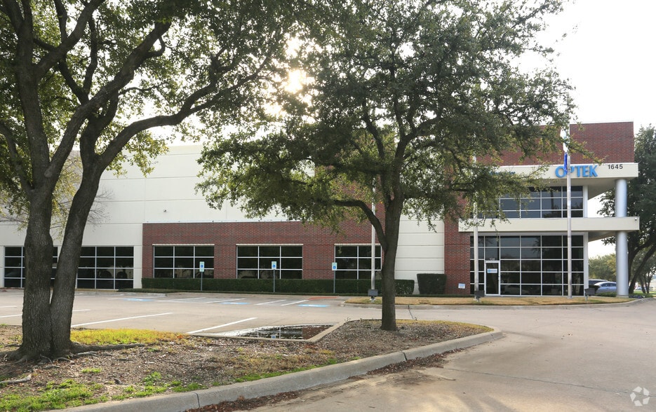 More Photos Of 1645 Wallace Dr, Carrollton Warehouse For Lease