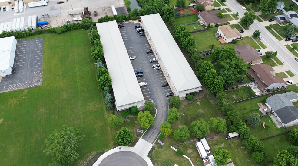 More Photos Of 906 Geneva St, Shorewood Warehouse For Lease