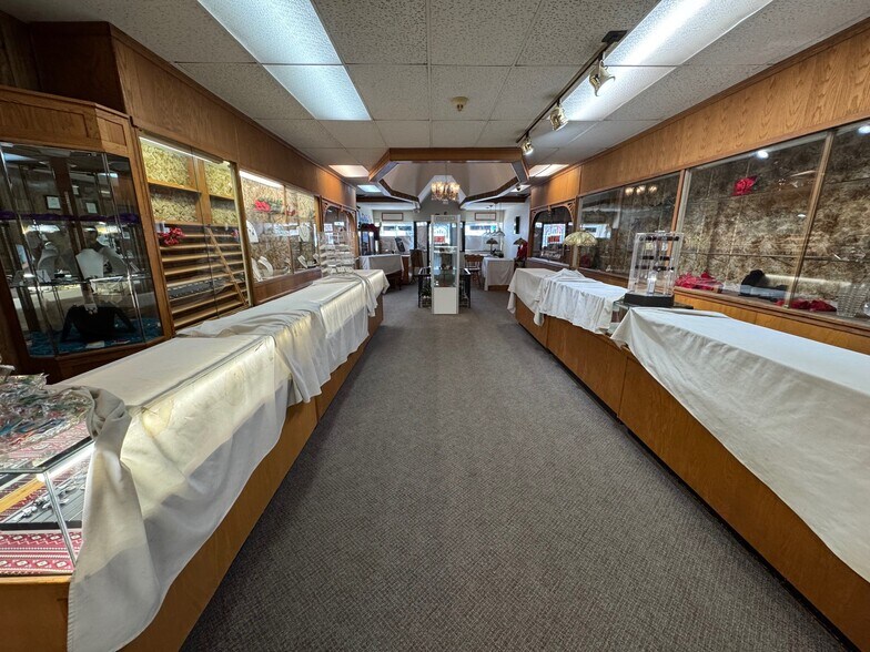 More Photos Of 623 S Kansas Ave, Topeka Storefront Retail Office For Sale