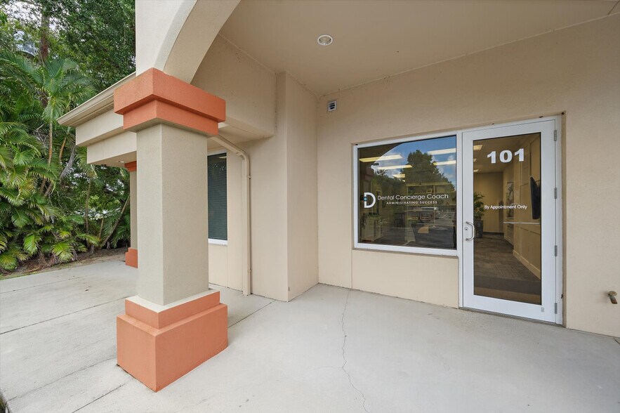 More Photos Of 202 N Rhodes Ave, Sarasota Office For Sale