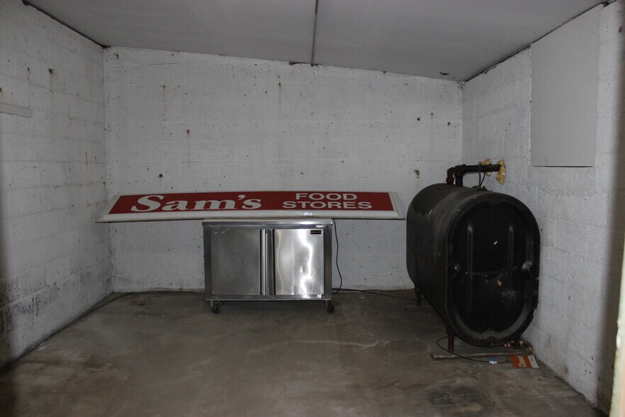 More Photos Of 259 W Washington St, Bristol General Retail For Lease