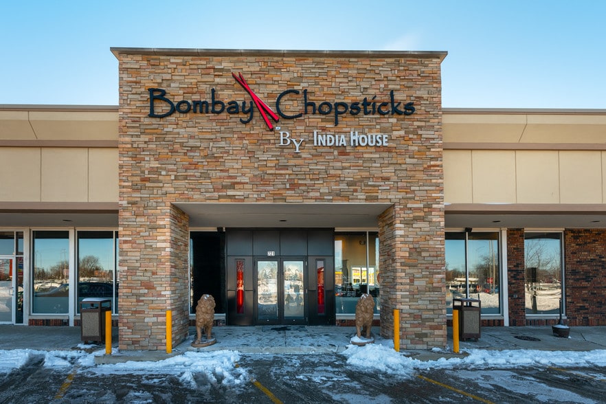 More Photos Of 675 W Golf Rd, Hoffman Estates Storefront For Lease