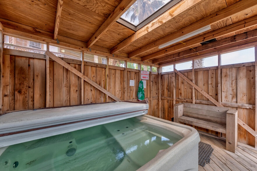 More Photos Of 539 S 12th St, Port Aransas Hotel For Sale