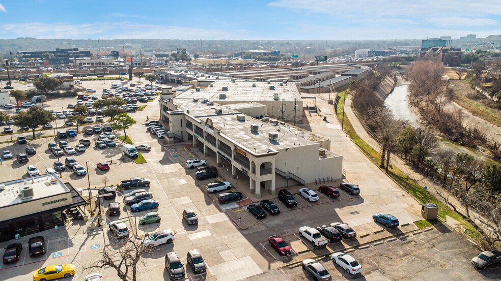 More Photos Of 11613-11617 N Central Expy, Dallas Unknown For Lease