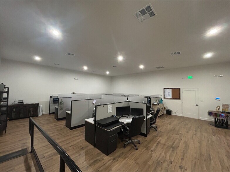 More Photos Of 910 18th St, Plano Office For Sale