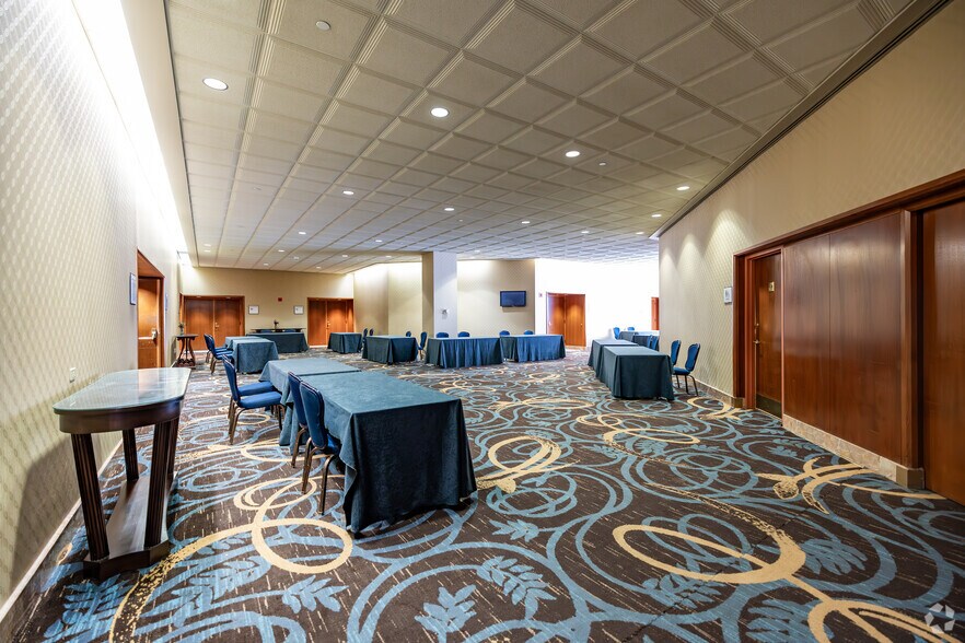 More Photos Of 75 E State St, Columbus Hotel For Sale