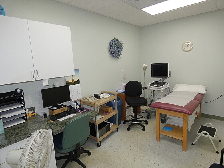 More Photos Of 6934 Elaine Dr, Niagara Falls Office For Sale