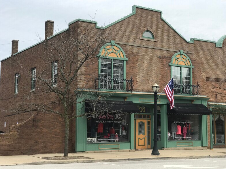 More Photos Of 101 Public Sq, Medina Storefront For Lease