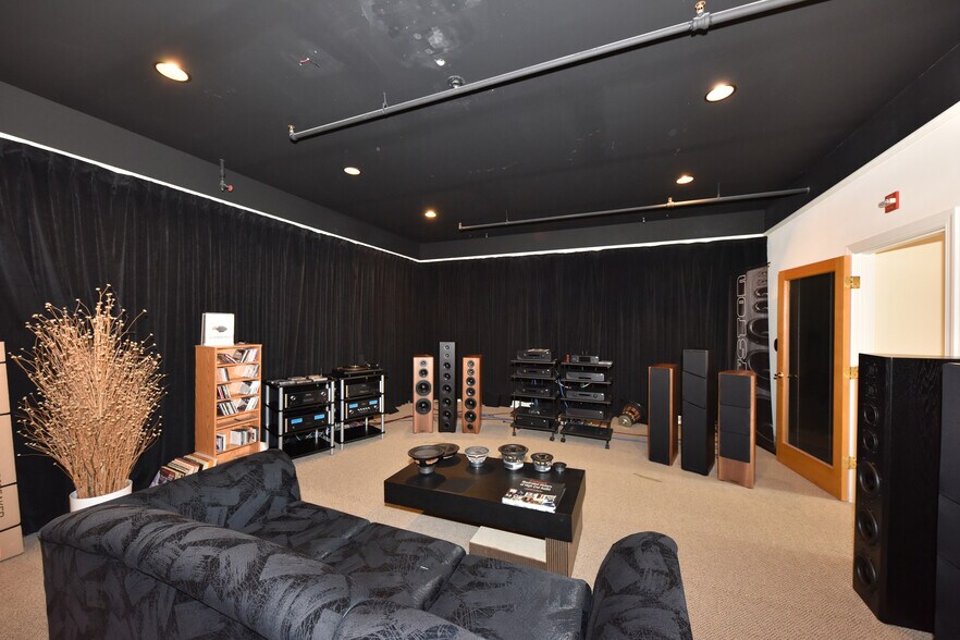 More Photos Of 8766 N Deerwood Dr, Milwaukee Freestanding For Sale