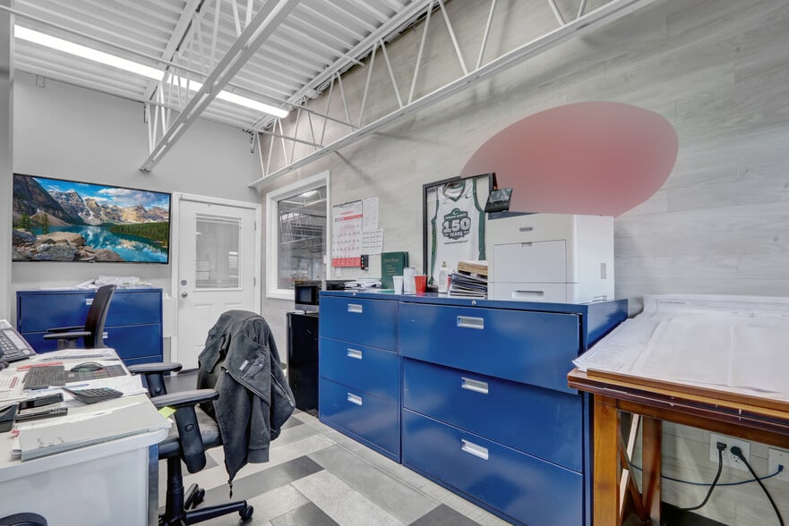 More Photos Of 665 Commercial Ave, Garden City Showroom For Sale