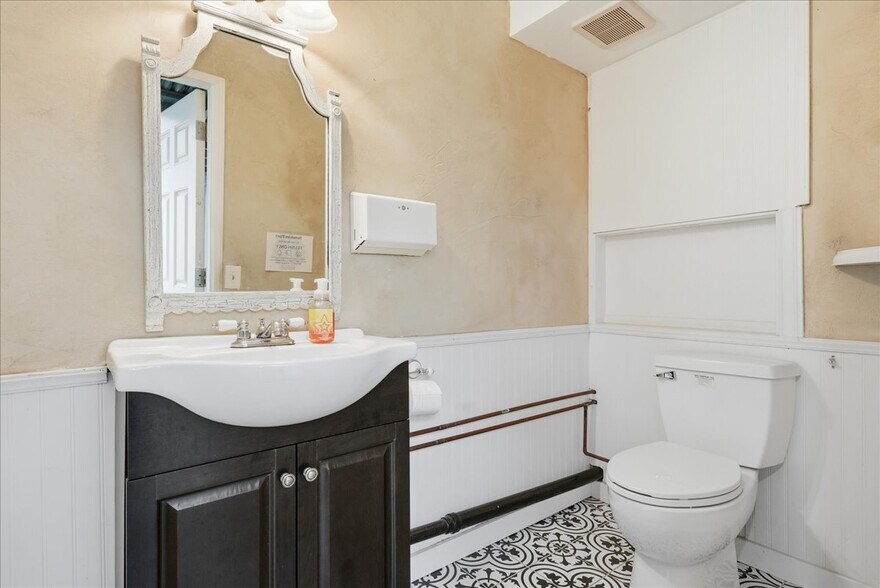 More Photos Of 145 N Market St, Wailuku Storefront Retail Residential For Lease