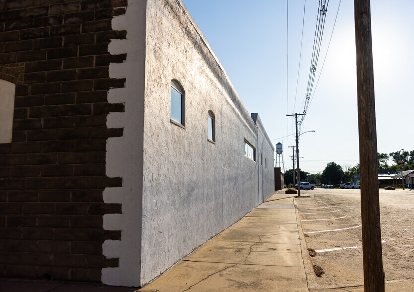 More Photos Of 23 N Main St, Ellinwood Storefront For Sale