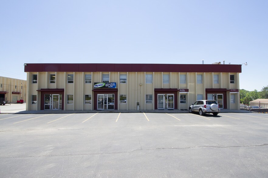 More Photos Of 3051-3121 Merriam Ln, Kansas City Light Manufacturing For Lease