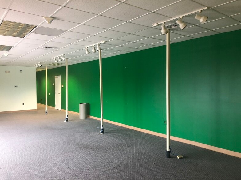 More Photos Of 1530 Hooker Rd, Greenville Freestanding For Lease