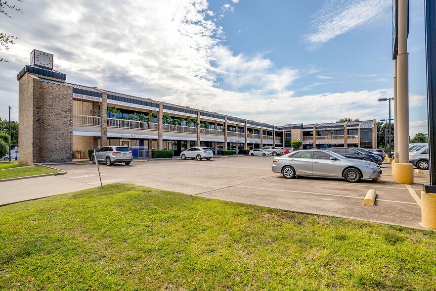 More Photos Of 5801 Curzon Ave, Fort Worth General Retail For Lease