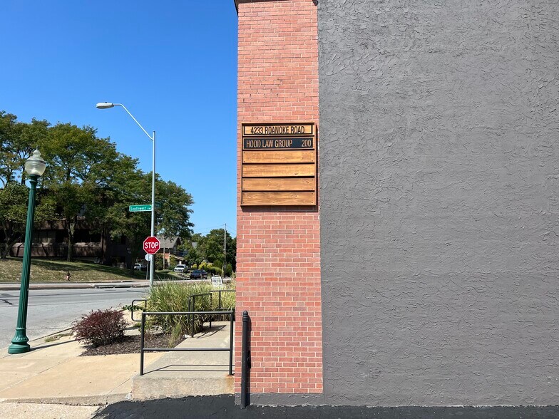 More Photos Of 4233 Roanoke Rd, Kansas City Office For Lease