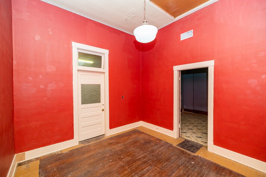 More Photos Of 108 S Santa Fe Ave, Salina General Retail For Lease