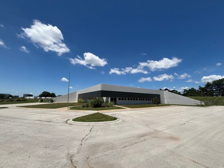 More Photos Of 9000 Old Santa Fe Rd, Kansas City Office For Sale