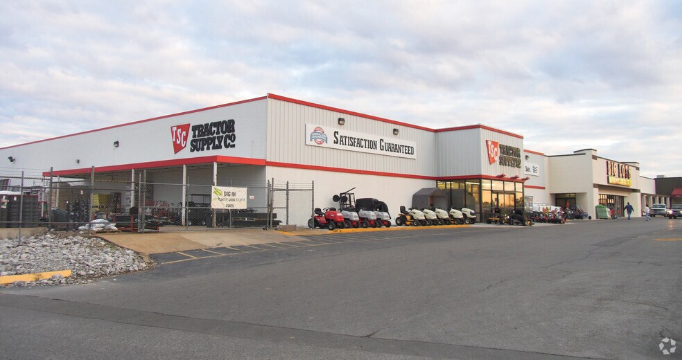More Photos Of 2002-2028 N Locust Ave, Lawrenceburg General Retail For Lease