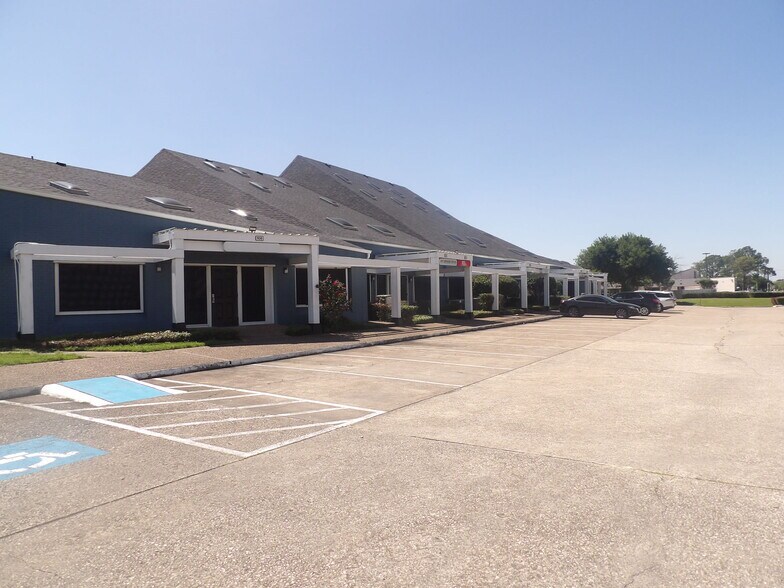 More Photos Of 17300 Saturn Ln, Houston Medical For Lease
