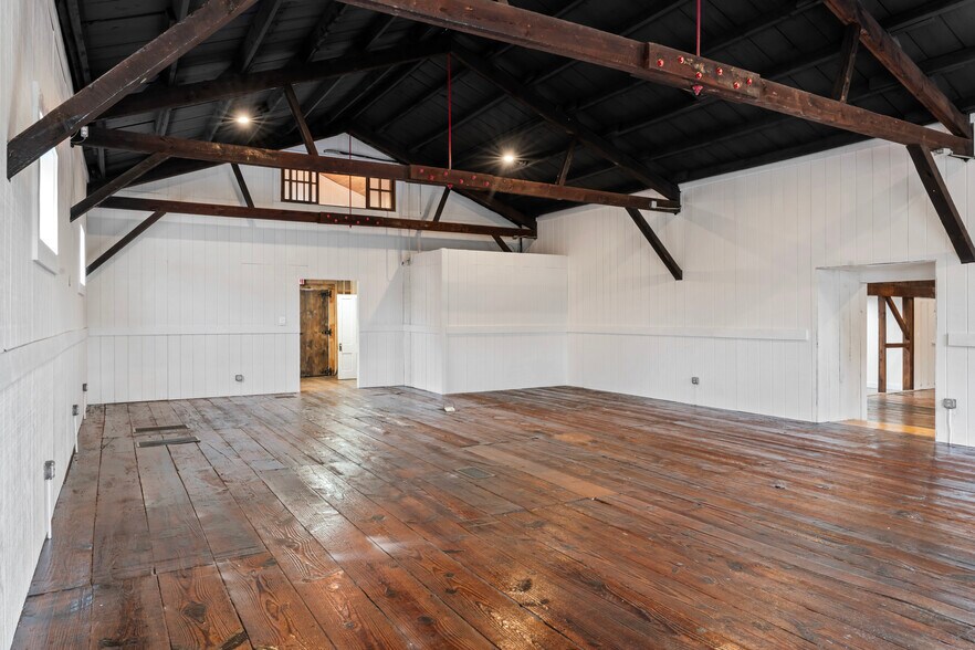 More Photos Of 20704 Ashburn Rd, Ashburn Unknown For Lease