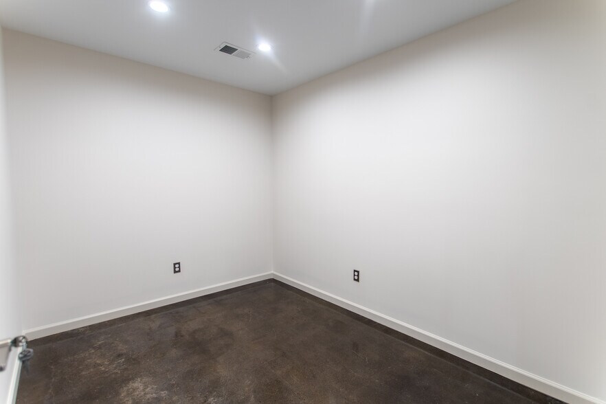 More Photos Of 804 Chevy Chase Pl, Lexington Office For Lease