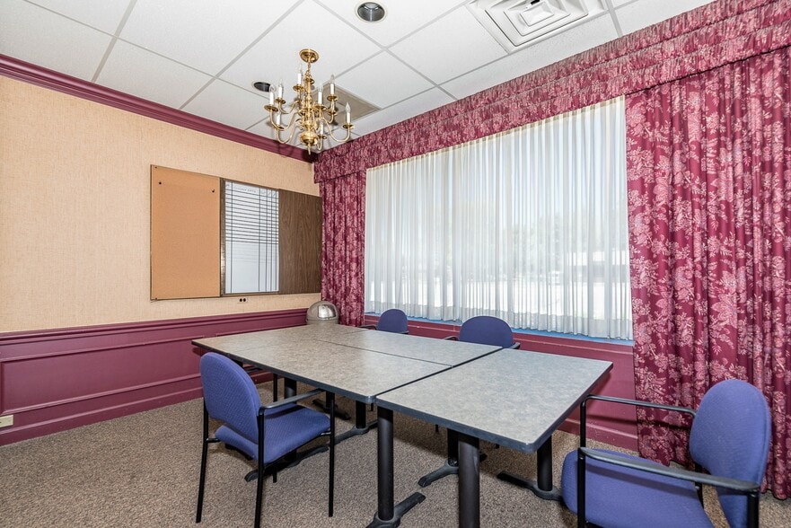 More Photos Of 18735 Ecorse Rd, Allen Park Office For Lease