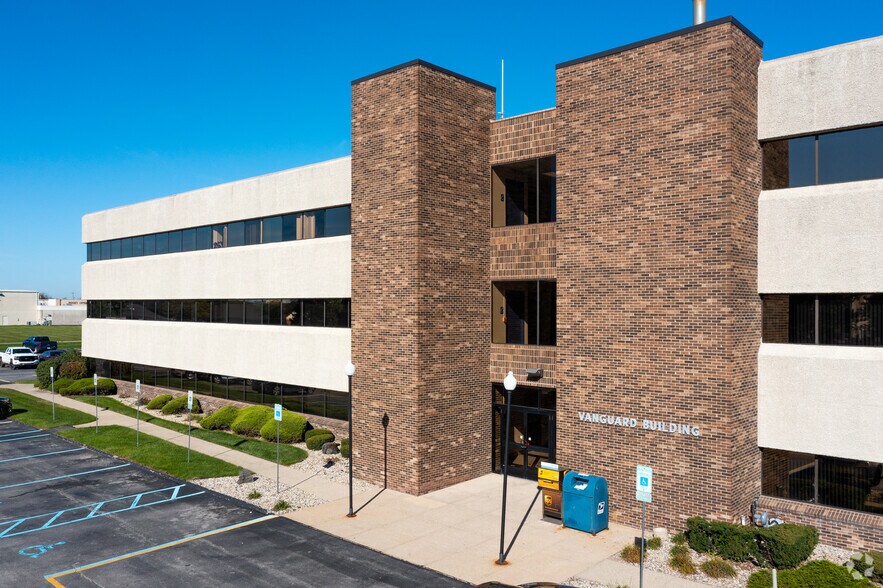 More Photos Of 4901 Towne Centre Rd, Saginaw Office For Lease