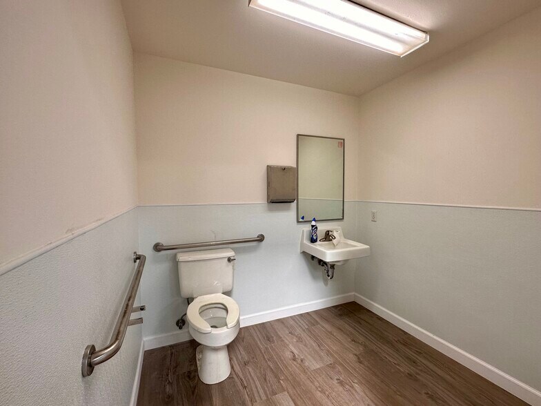 More Photos Of 750 E Debra Ln, Anaheim Warehouse For Lease