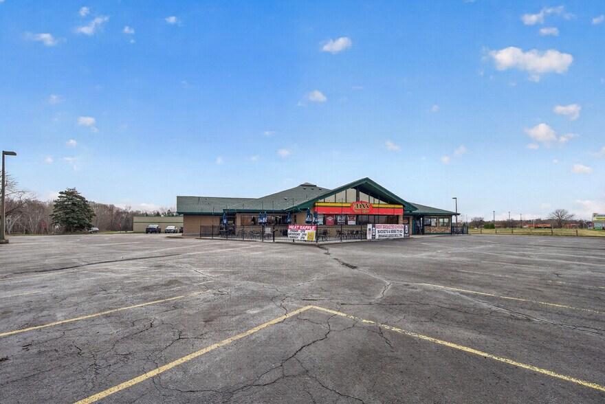 More Photos Of 17646 NE Central Ave, Ham Lake Restaurant For Sale