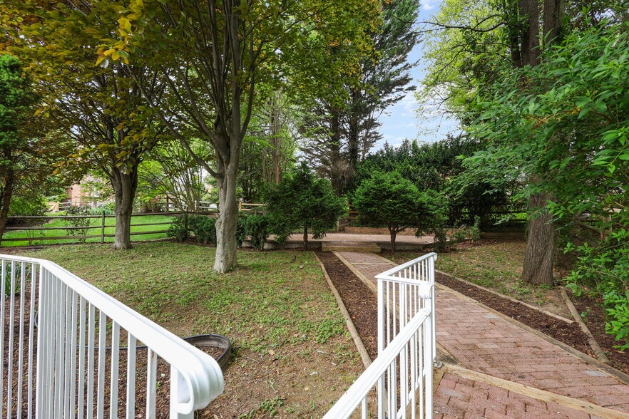 More Photos Of 9725 Lookout Pl, Gaithersburg Healthcare For Sale