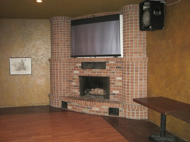 More Photos Of 305 E American Ave, Oracle Bar For Sale