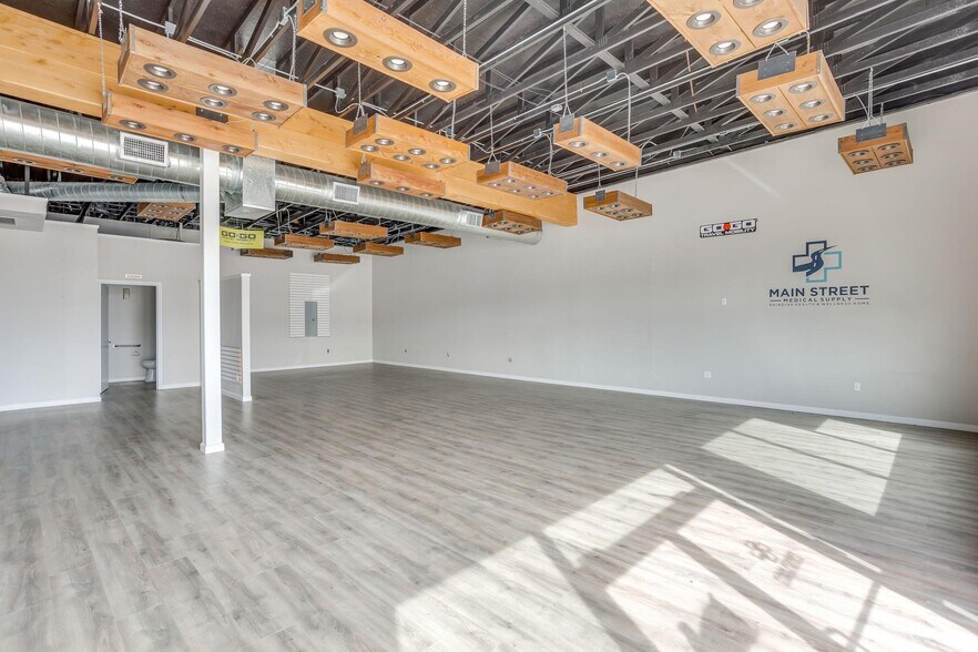 More Photos Of 1333-1337 N Plaza Dr, Granbury Storefront Retail Office For Lease