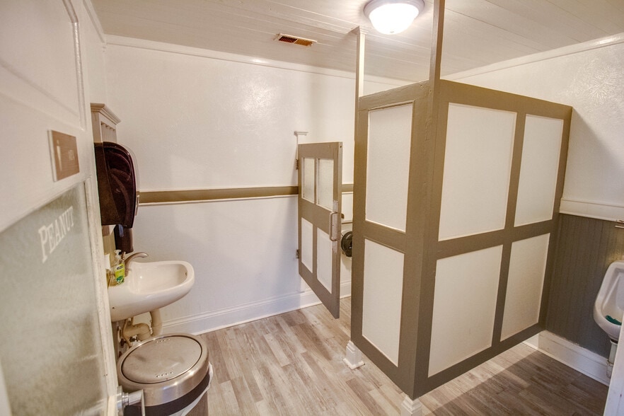 More Photos Of 223 N Pearl St, Waverly Restaurant For Sale