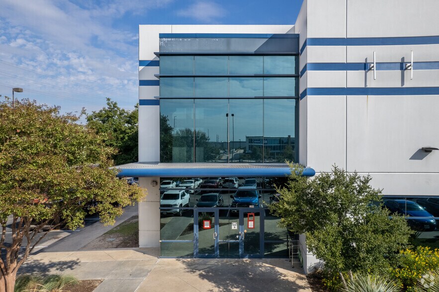 More Photos Of 600 Center Ridge Dr, Austin Flex For Lease