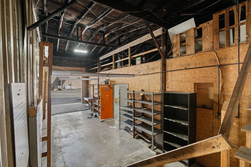 More Photos Of 476 N Main St, Clinton General Retail For Sale