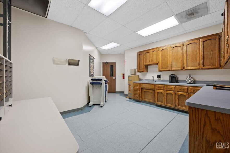 More Photos Of 425 S H St, Bakersfield Religious Facility For Sale