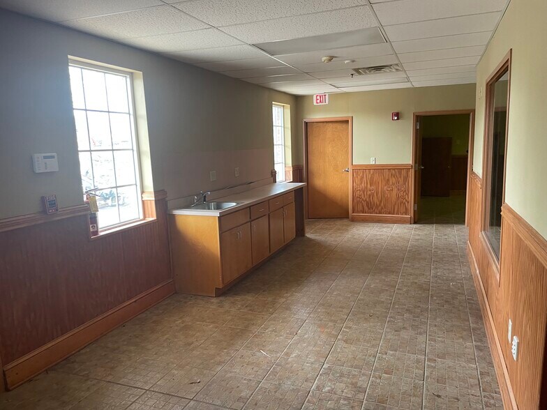 More Photos Of 10120 Roberts Way, Covington Office For Lease