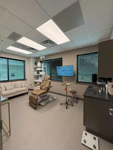 More Photos Of 9501 N Oak Tfwy, Kansas City Medical For Lease