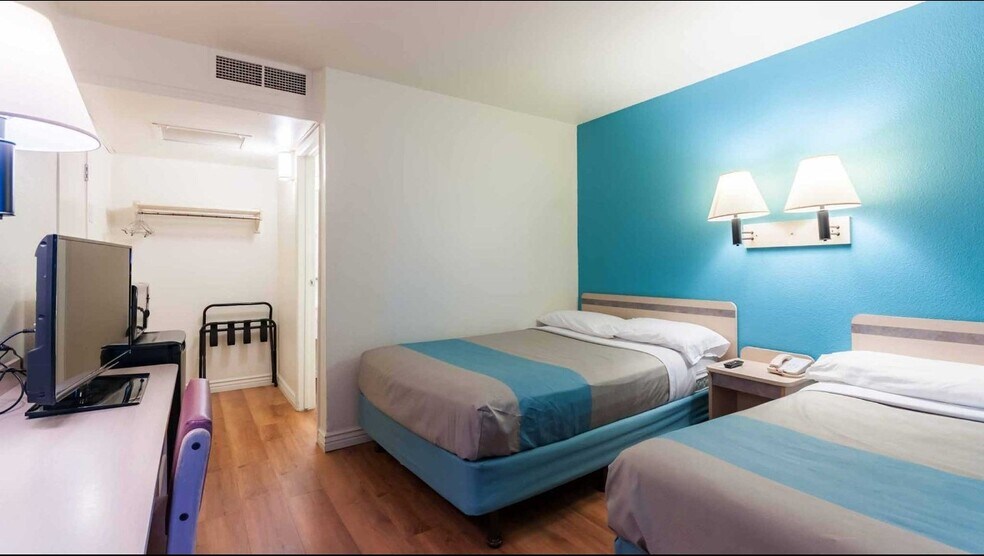 More Photos Of 1860 E Main St, Green River Hotel For Sale