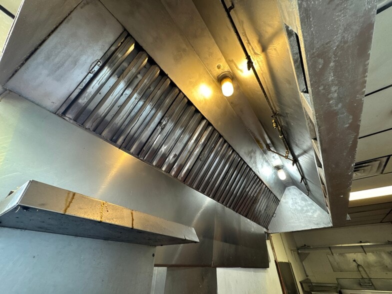 More Photos Of 520 W Broadway, Seminole Flex For Sale