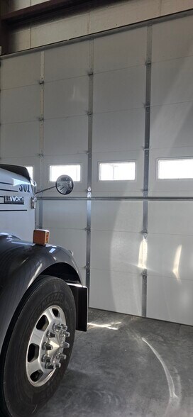 More Photos Of 120 W Giltner Rd, Doniphan Warehouse For Lease