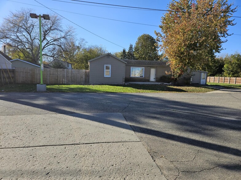 More Photos Of 19162 Huron River Dr, New Boston Specialty For Sale