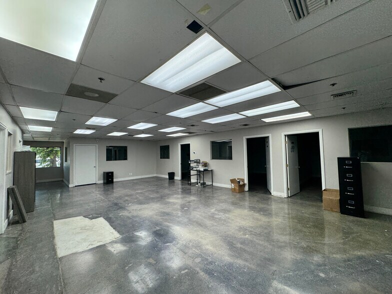 Primary Photo Of 2840 N Naomi St, Burbank Manufacturing For Sale