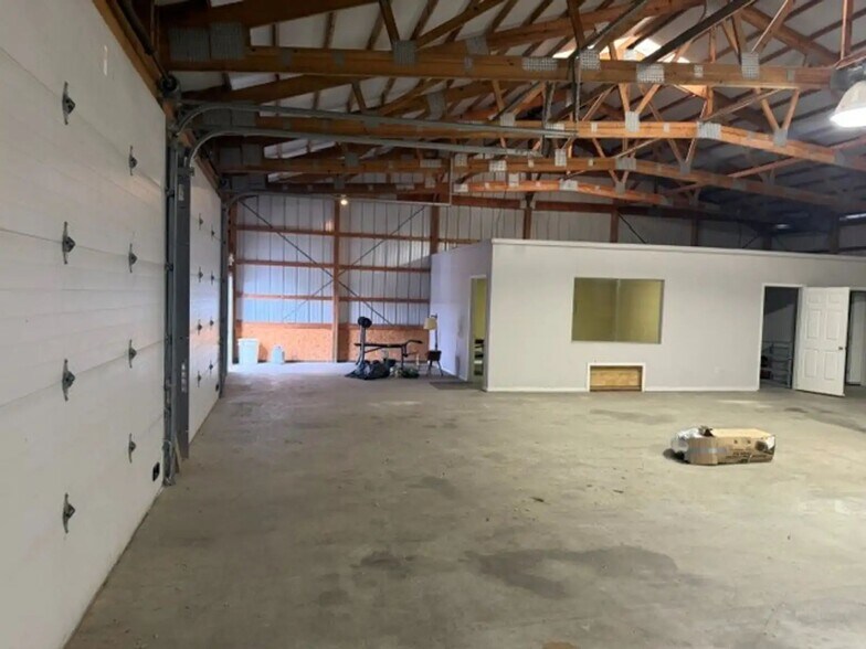 More Photos Of 950 Glengarry Drive, Fairdale Industrial For Sale