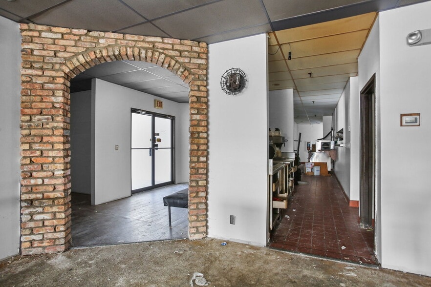 More Photos Of 8432 Noble Ave, Minneapolis Bar For Sale