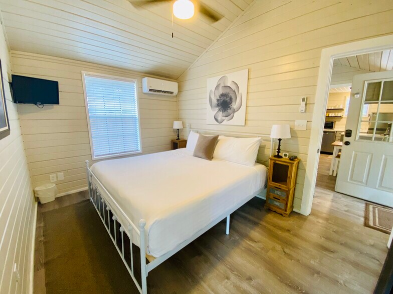 More Photos Of 104 Scudder Ln, Wimberley Hotel For Sale